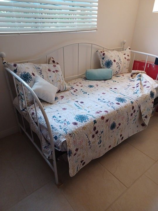 White French Day Bed