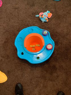 Bumbo with spin around tray