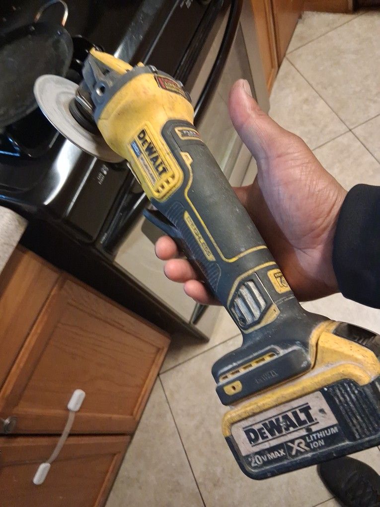 Dewalt Grider And Drill And Chargee