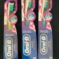 3 ORAL -B VIVID TOOTHBRUSHES (3 SOFT) FOR $6/$6 por Los 3