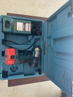 Makita 6935FD Cordless 14.4V 1/4" Hex Impact Driver w/ Charger and battery.