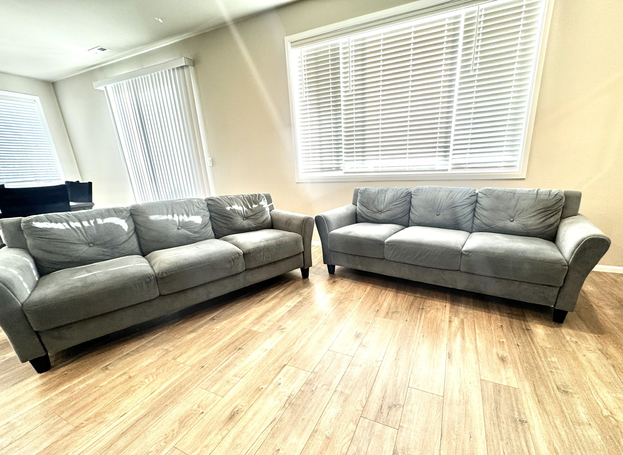 Living Room Couches 1 Year Old Paid $600 Selling $200