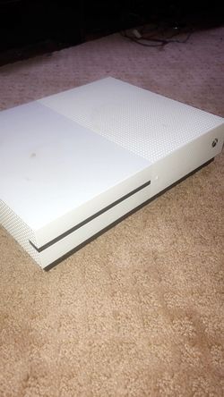 XBOX ONE S 500 GB (2 CONTROLLERS AND 2 RECHARGEABLE BATTERIES)