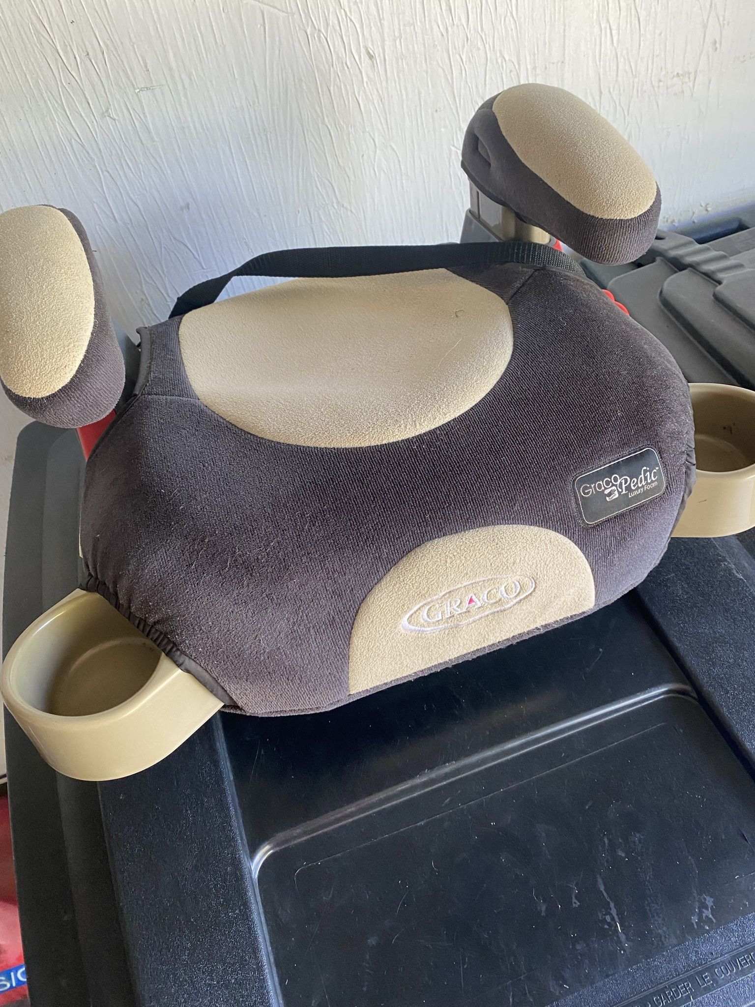 Graco Pedic Luxury Foam Booster Seat with Cup Holders!  In great shape!  