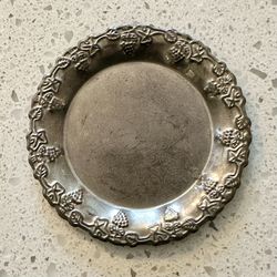 🍇 Pretty vintage silver-plated wine bottle coaster with an embossed grape and vine motif - made in Hong Kong