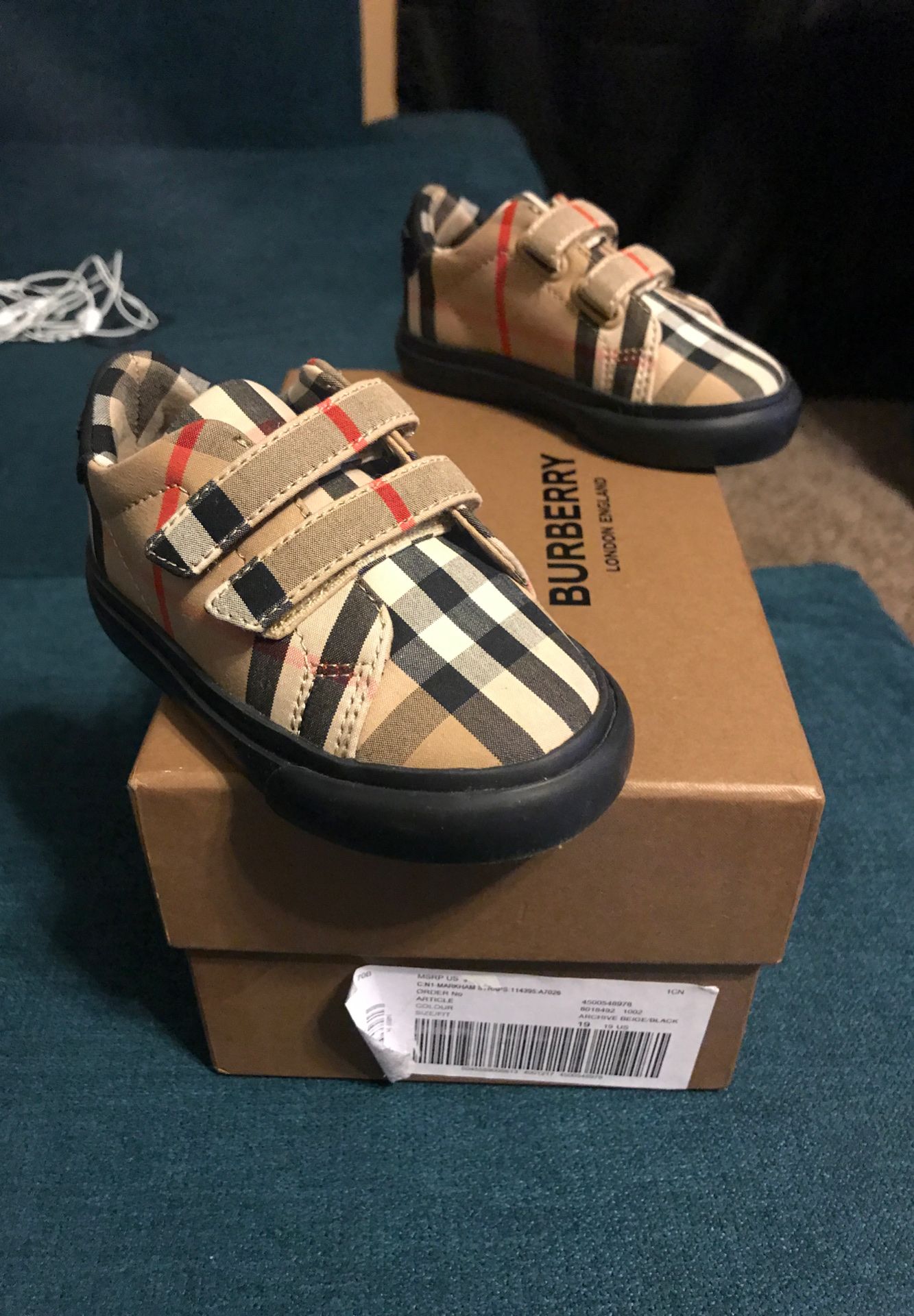 Burberry brand new size 19 4 n kids 200 no less den 150 real deal