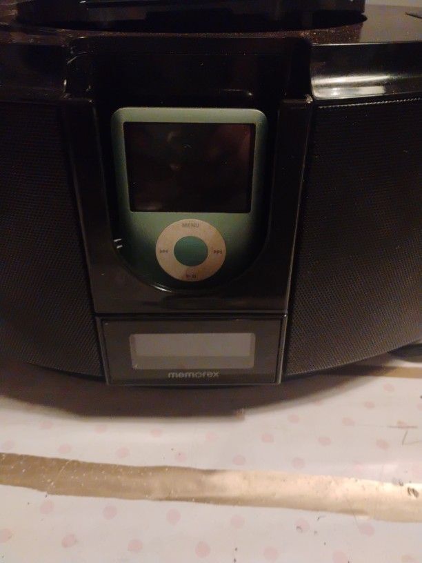iPod Nano 8gb With. Docking Station