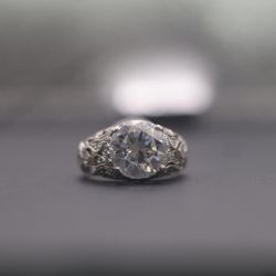 Elegant Silver Ring with Brilliant Round-Cut Stone