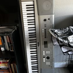 Yamaha Keyboard/ Headphones