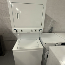 Frigidaire Stackable Washer and dryer Laundry “27 ( Lavadora y Secadora ) ( washing machine )