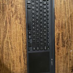 Cordless keyboard with tracker mouse.