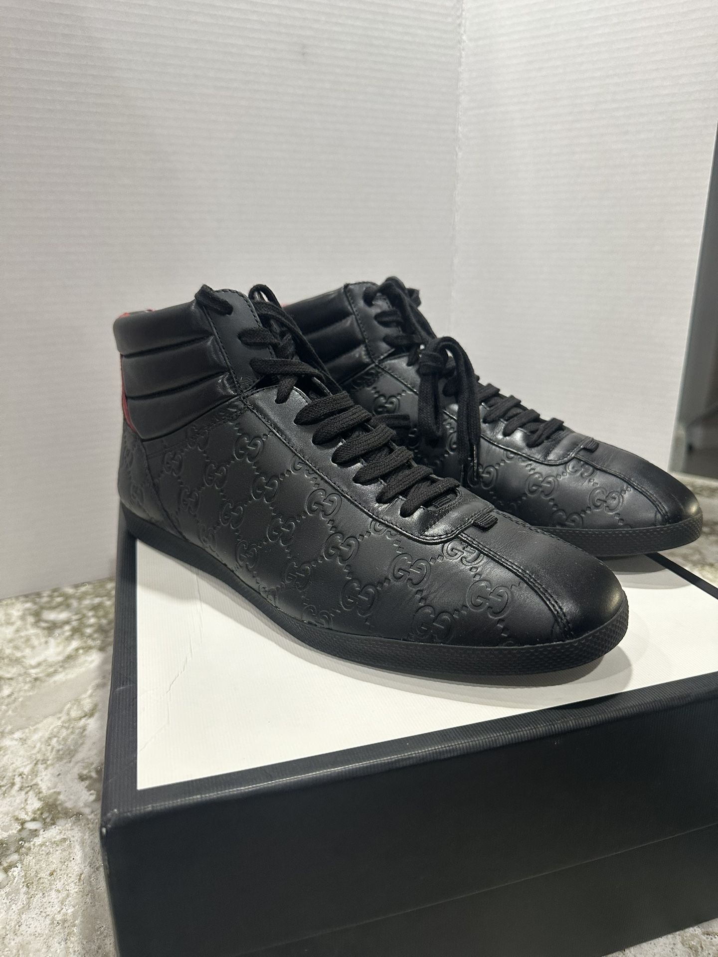 * READ DESCRIPTION* Authentic Gucci Sneakers & Bee Pants – Like New – Men’s / Unisex