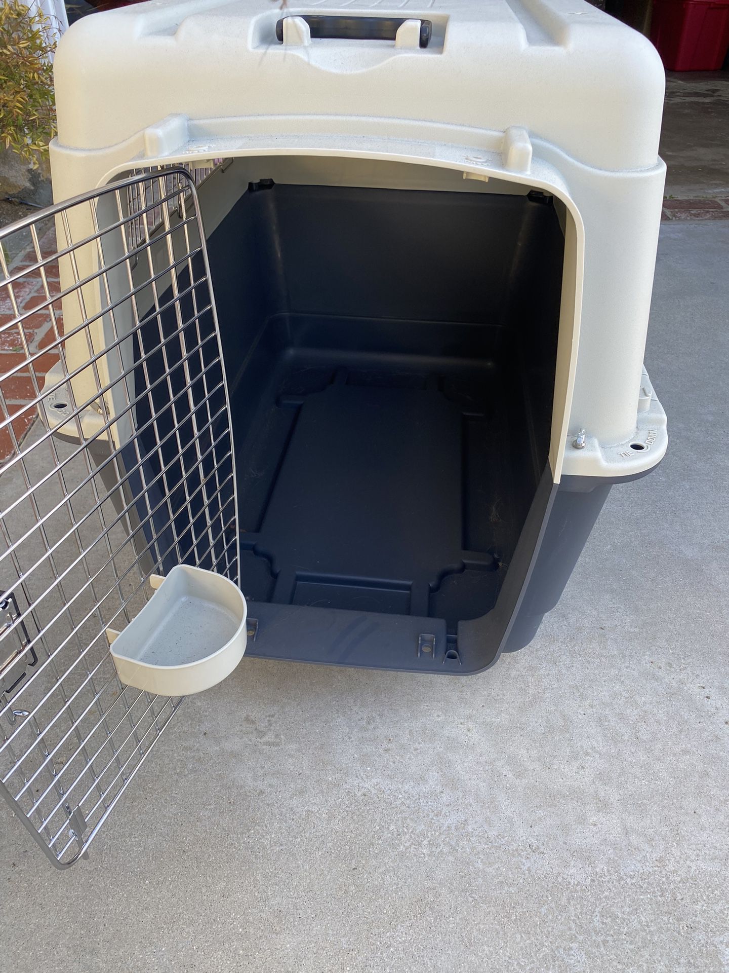 SportPet Designs Plastic Kennels Plastic Wire Door Travel Dog Crate - Medium, Gray (CM-2001-CS01)
