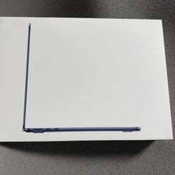 Apple MacBook Air 13" M3 Chip 8GB/256GB SSD - Excellent