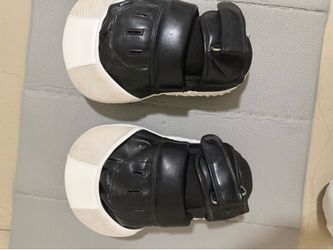 Almost new Holding Gloves for training boxer or martial arts