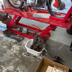 Motorcycle Lift With Wheel Vise