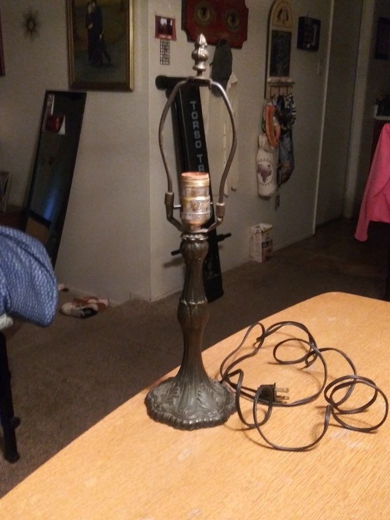 Vintage Metal Lamp,no Shade.17 1/2 Inches Tall.