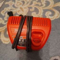 Cargador Milwaukee 