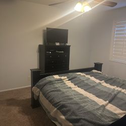 King Bedroom set includes mattress 