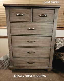 Ashley Furniture King Size highboy Dresser
In rustic Grey
40"w x 18"d x 55.5"h
