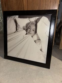 Beautiful Black & White Marilyn Monroe ‘in Bed’ Black Framed  Collectors Art Hanging Picture! 
