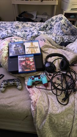 Play station 4 with 2 games and head set