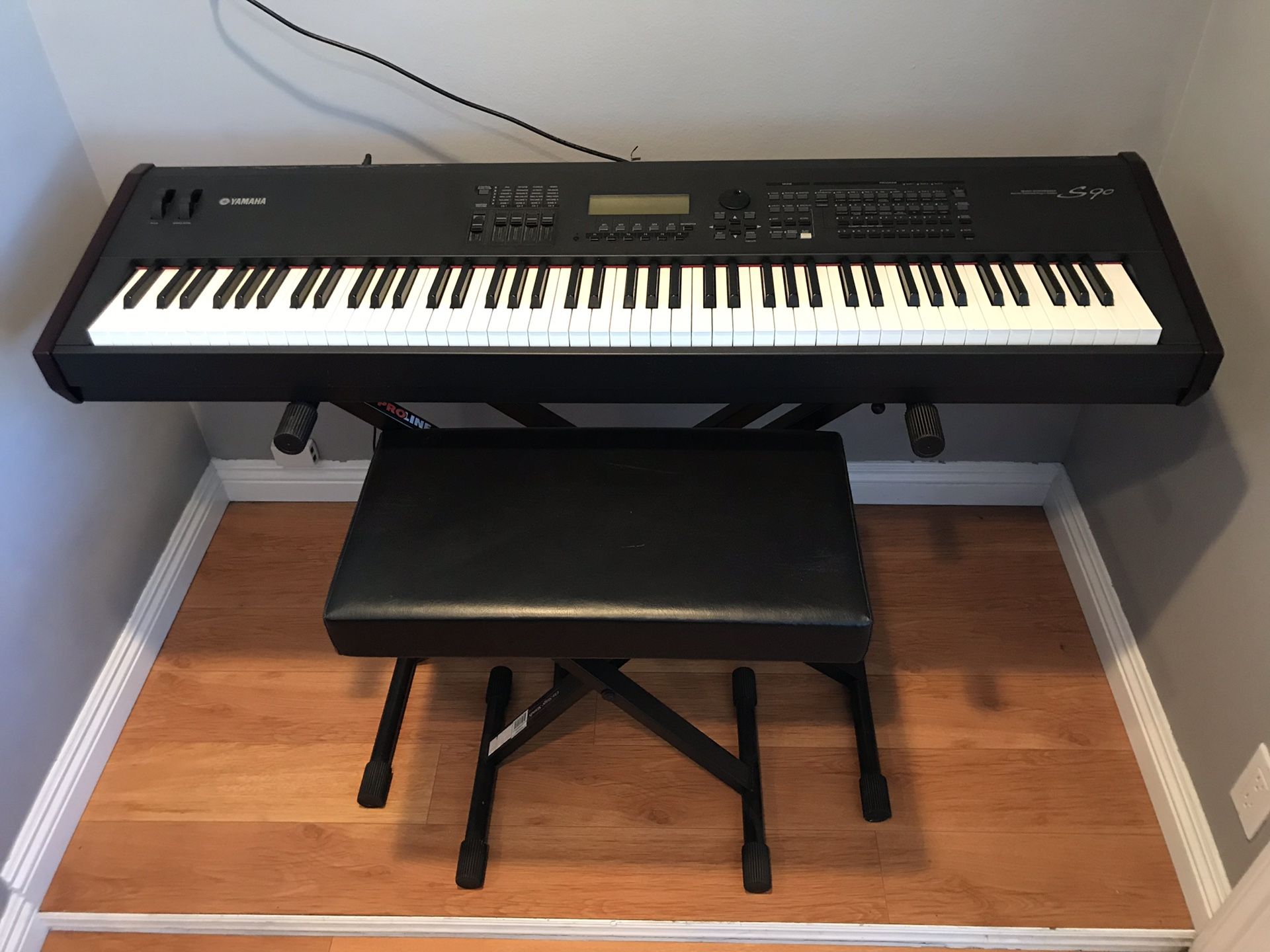 Yamaha S90 Music Synthesizer 88-weighted Keyboard