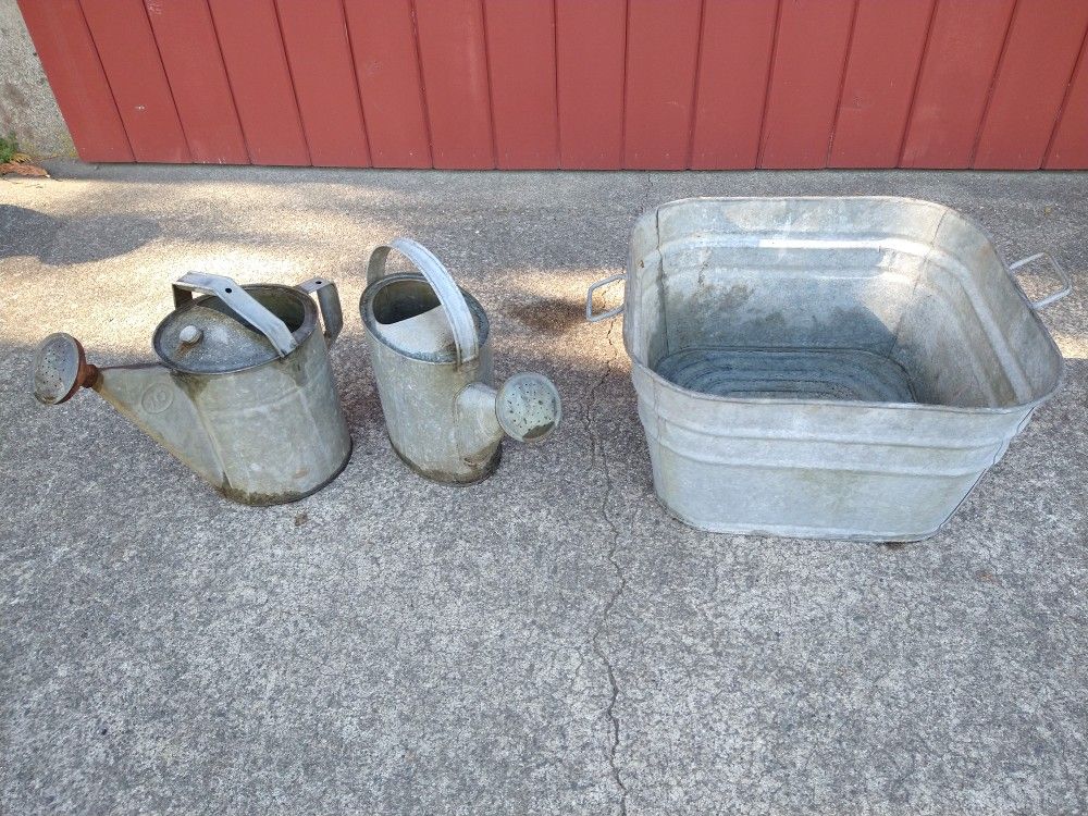 Vintage Galvanized Square Was Tub And Two Watering Cans
