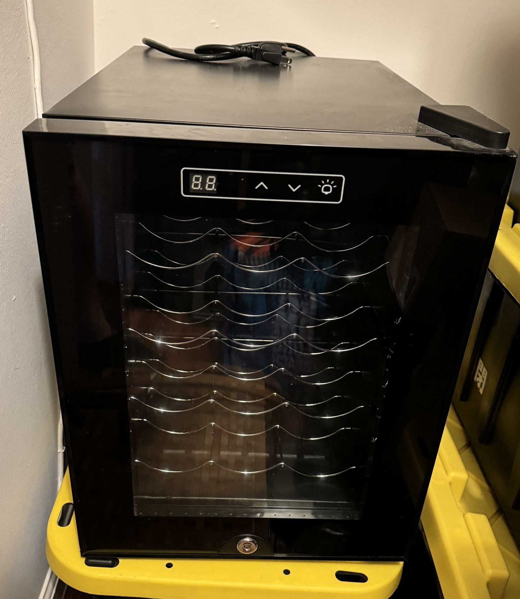 12 bottle fridge / wine fridge