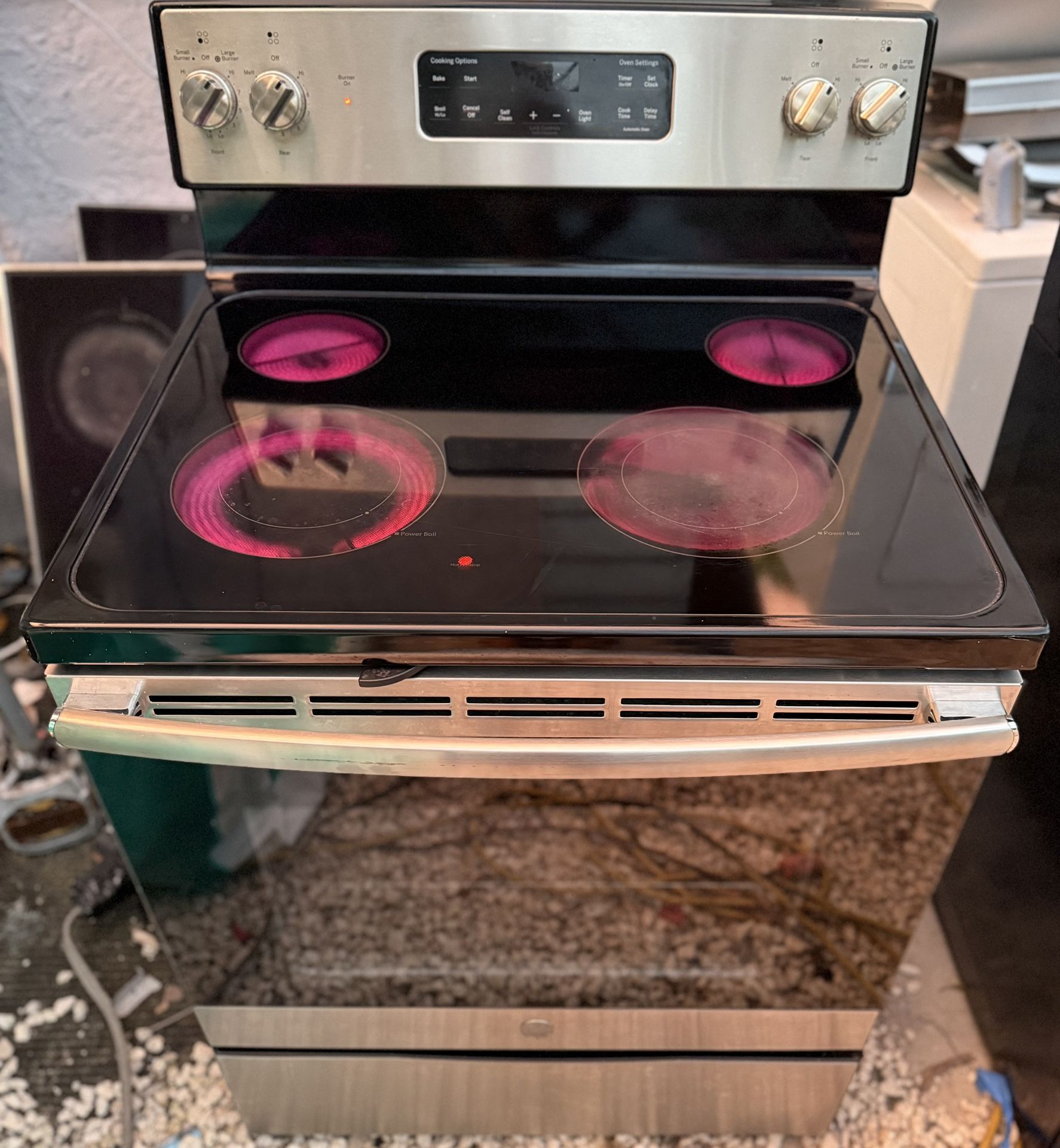 GE stove in very good condition, working at 100%, very clean.