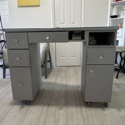Manicure Table With Rolling Chairs 