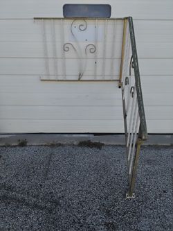 Nice White And Gold Decorative Right Hand Staircase For About 4 To 5 Steps Super Clean Like New.