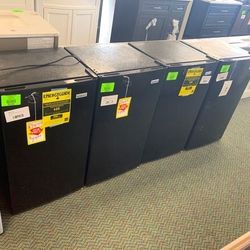 IGLOO MINI FRIDGE APPLIANCE O6YN