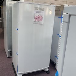 Upright Freezer 15.7 Cu Ft New And 1 Year Warranty 