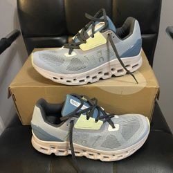 Oncloud Stratus Size 8.5 Women’s 