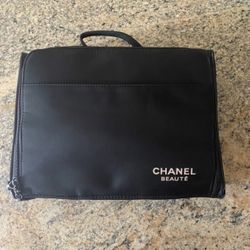 Vintage Chanel Beauté “Le Vanity de Maquillage” Makeup Case ✨ Step back into the golden age of beauty with this exquisite vintage Chanel Beauté make