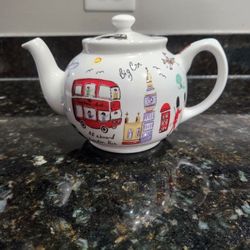James Sadler London Themed Teapot 