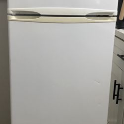 7 Cuft Avanti Refrigerator 