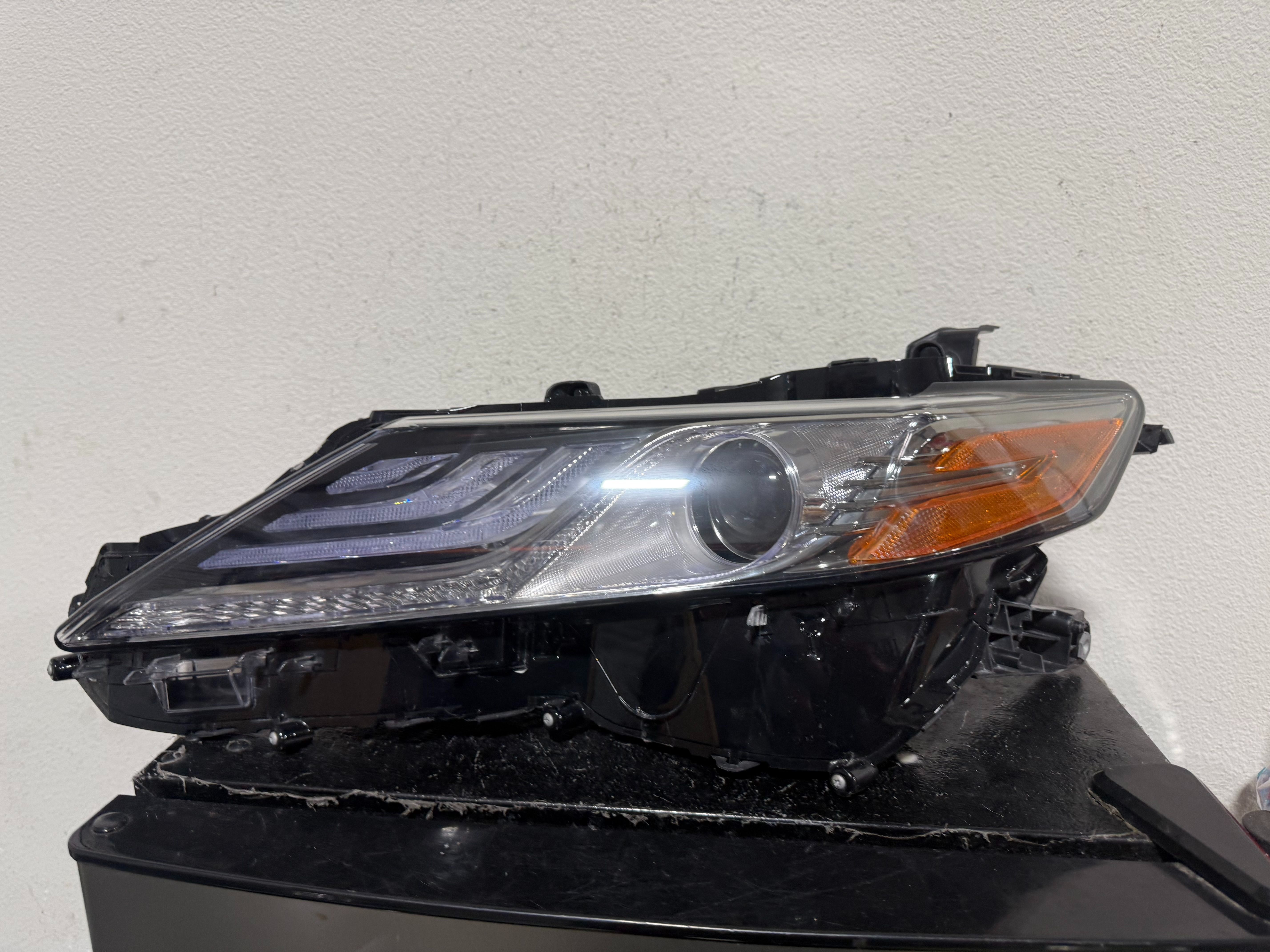 TOYOTA CAMRY LEFT HEADLIGHT 2019