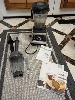 Vitamix professional 750 Blender with 32oz dry grains pitcher