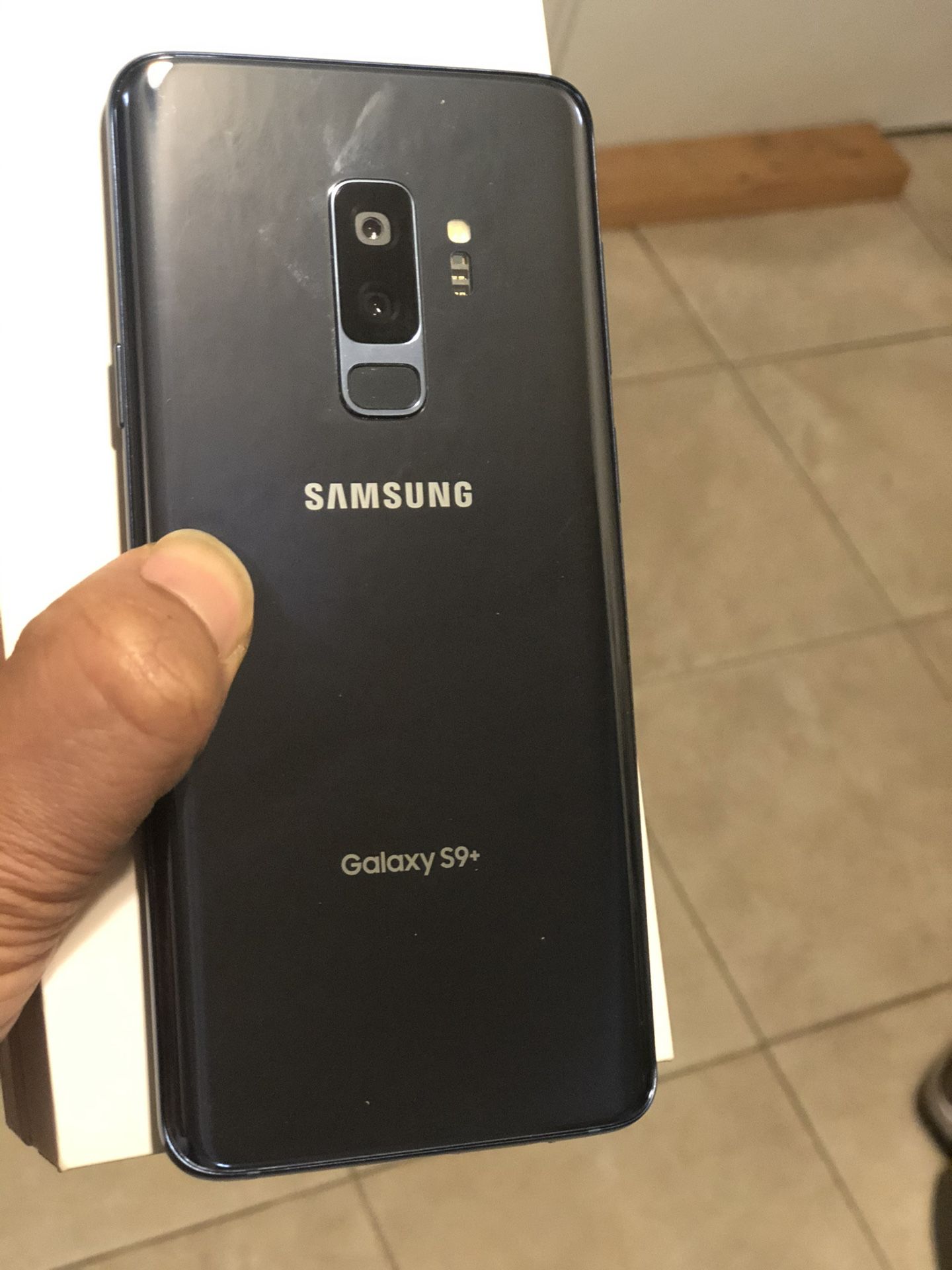 Samsung galaxy s9 plus (64 Gb)unlocked , Sold with store warranty 