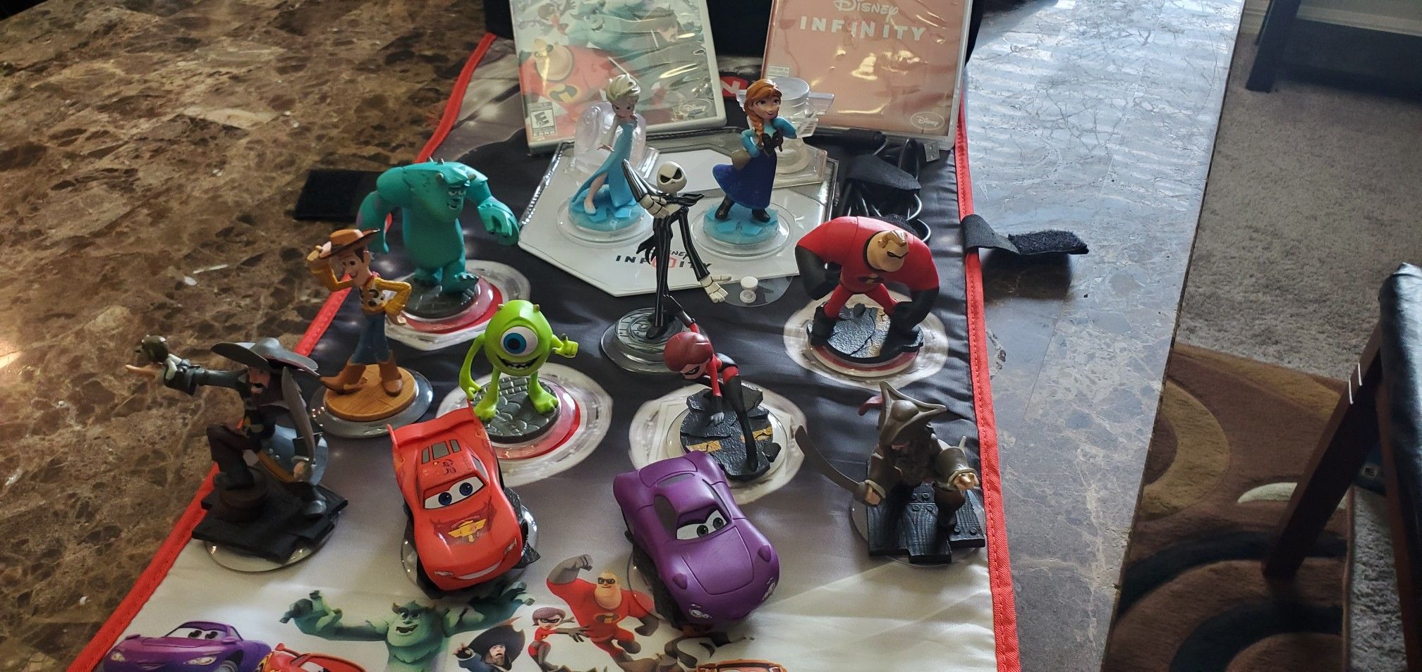 DISNEY INFINITY COLLECTION with traveling case includes full game to used on PS3 or Wii. Game is available for use with PS4 online.