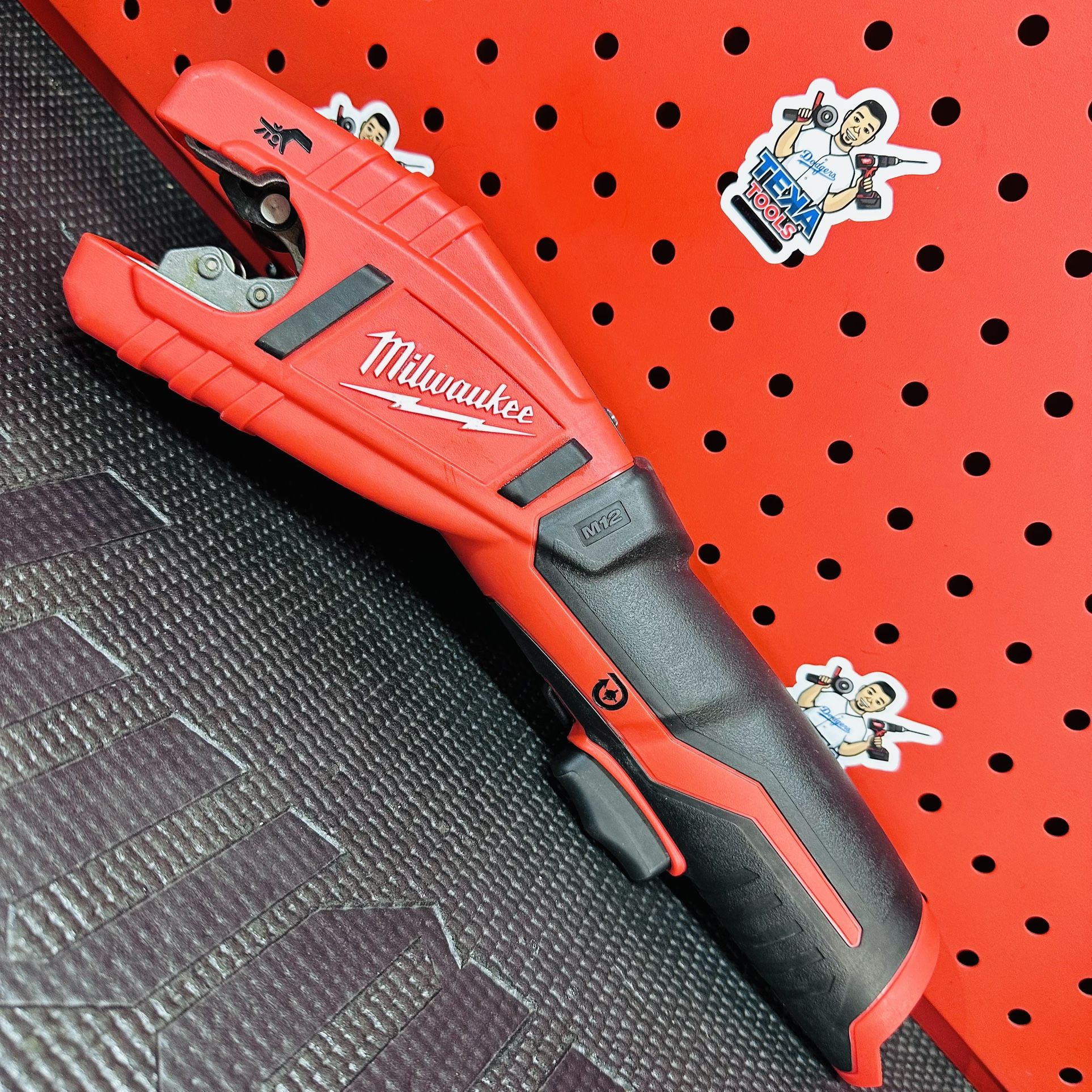 Milwaukee M12 12V Lithium-Ion Cordless Copper Tubing Cutter (Tool-Only)