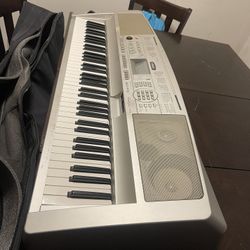 Yamaha DGX-300 - 76 Key