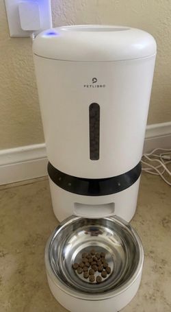 Pet robot feeder
