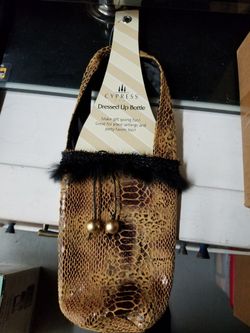 Wine bottle carrier