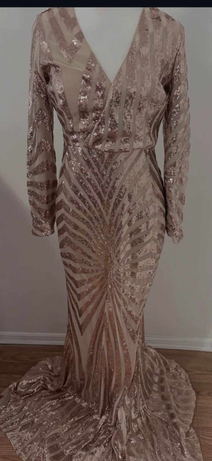 Very elegant dress, size M, in beautiful shine