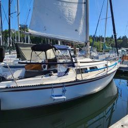 Beautiful Newport 28 Sailboat 