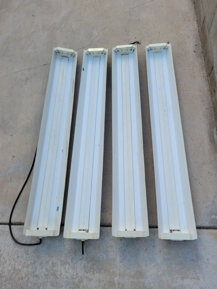 Fluorescent Light Fixtures 