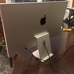 Apple 27" Studio Display (Standard Glass, Tilt Adjustable Stand)